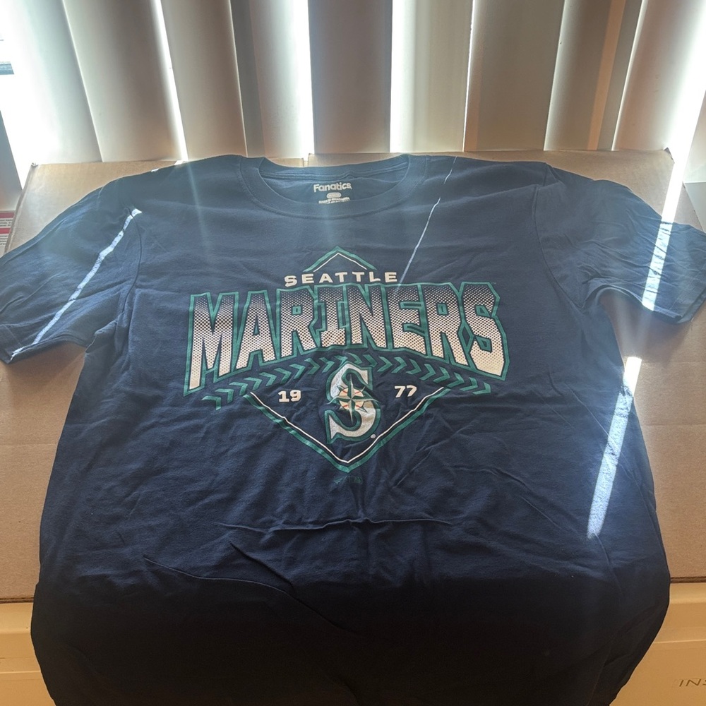 Seattle Mariners Navy T-Shirt size medium